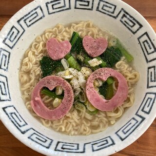 ホワイトデーだから特別に！ハートを浮かべたラーメン